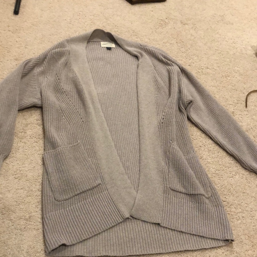 Women’s light grey sweater w/ pockets size XS
